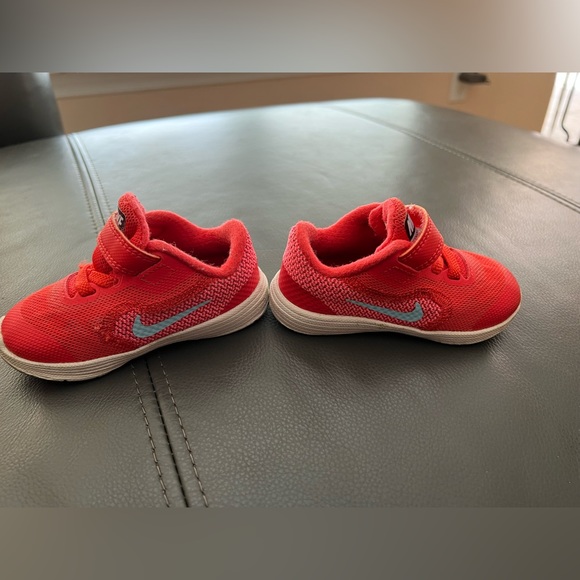 Toddler Nike shoes - Picture 4 of 6